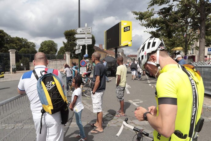 À quelques heures du passage de la Caravane et du départ du Le Tour de France (18h05), les derniers préparatifs laissent place aux spectateurs ! ©Daniel Osso