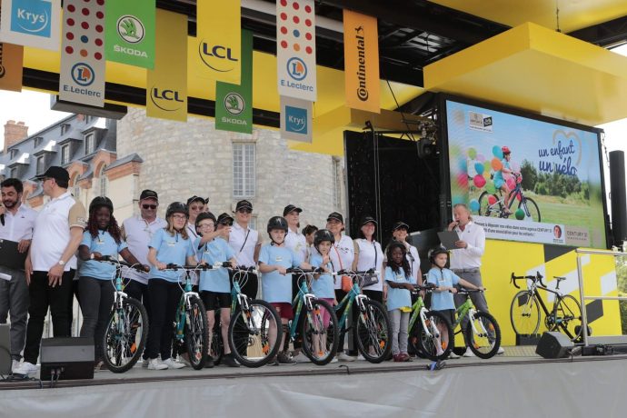 emise officielle de vélos aux associations partenaires dans le cadre de l'opération "un enfant un vélo" permettant à un enfant défavorisé de se voir offrir un vélo flambant neuf